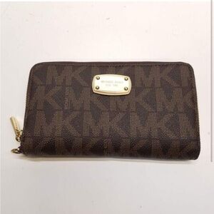 MICHAEL‎ KORS Jet Set Signature Wristlet Wallet in Brown